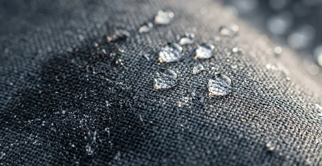Détail macro d'une membrane textile imperméable dégradée par des résidus d'adoucissant