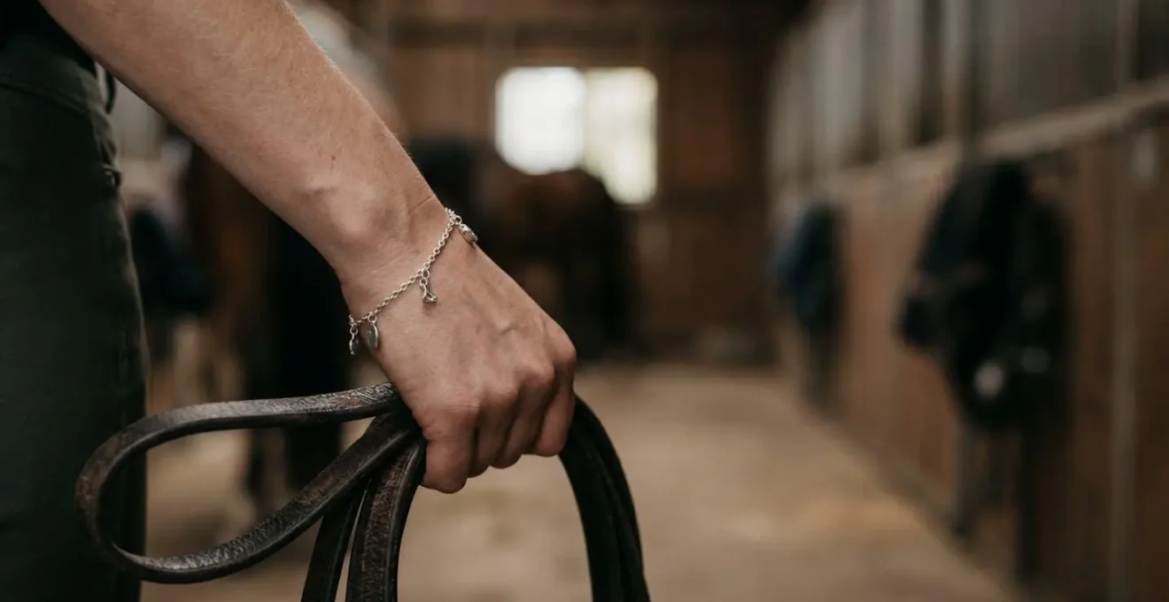 Cavalière portant un bracelet à breloques lors d'une séance d'équitation