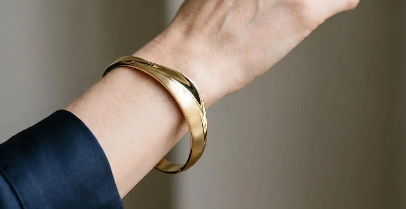 Bracelet équestre au design minimaliste inspiré du pur-sang, lignes épurées sur poignet fin