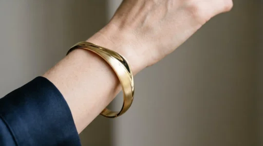 Bracelet équestre au design minimaliste inspiré du pur-sang, lignes épurées sur poignet fin