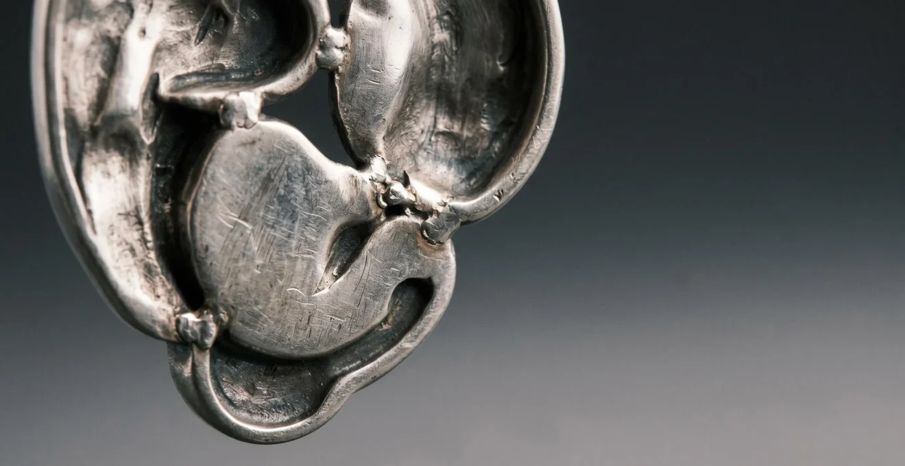 Bijou équestre artisanal en argent massif présentant des détails de finition main