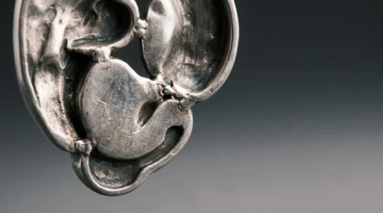 Bijou équestre artisanal en argent massif présentant des détails de finition main