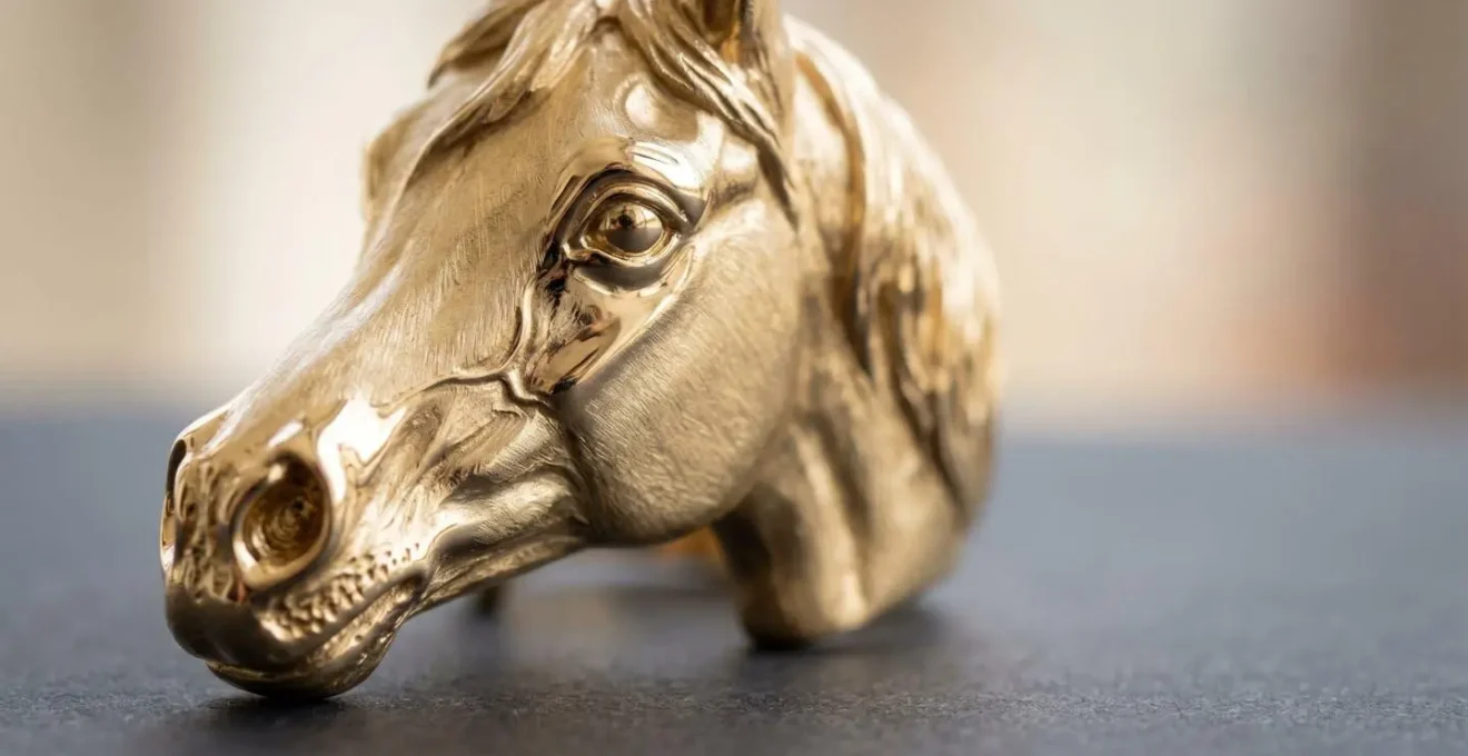 Sculpture miniature en or jaune représentant le profil concave caractéristique du cheval arabe avec finesse des détails